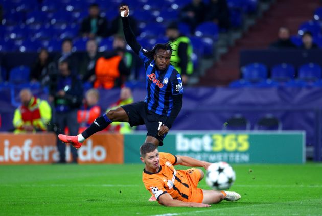 GELSENKIRCHEN, GERMANY - OCTOBER 02: Ademola Lookman of Atalanta shoots whilst under pressure from Valerii Bondar of FC Shakhtar Donetsk during the UEFA Champions League 2024/25 League Phase MD2 match between FC Shakhtar Donetsk and Atalanta BC at Arena AufSchalke on October 02, 2024 in Gelsenkirchen, Germany. (Photo by Dean Mouhtaropoulos/Getty Images)