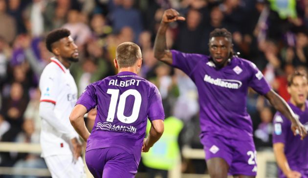 epa11646369 Fiorentina's foward Albert Gudmundsson (C) celebrates with his teammates scoring the 2-1 during the Italian Serie A soccer match ACF Fiorentina vs AC Milan at Artemio Franchi Stadium in Florence, Italy, 06 October 2024. EPA-EFE/CLAUDIO GIOVANNINI