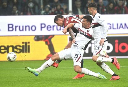 epa11668957 Genoas Andrea Pinamonti and Bologna's Nicolo  Casale in action during the Italian Serie A soccer  match Genoa Cfc vs Bologna Fc, at Luigi Ferraris stadium, Genova, Italy, 19 October 2024.  EPA-EFE/LUCA ZENNARO