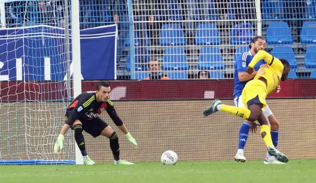 epa11668690 Parmas Ange-Yoan Bonny (R) scores against Comos goalkeeper Emil Audero the opening goal during the Italian Serie A soccer match between Como 1907 and Parma at Giuseppe Sinigaglia stadium in Como, Italy, 19 October 2024. EPA-EFE/MATTEO BAZZI