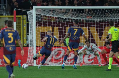 epa11646081 AS Roma's forward Artem Dovbyk (2-L) scores the opening goal in the Italian Serie A soccer match between AC Monza and AS Roma at U-Power Stadium in Monza, Italy, 06 October 2024. EPA-EFE/ROBERTO BREGANI