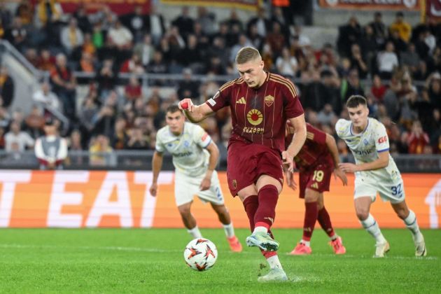 epa11680472 Roma's Artem Dovbyk scores the 1-0 goal during the UEFA Europa League soccer match AS Roma vs Dynamo Kyiv at Olimpico stadium in Rome, Italy, 24 October 2024. EPA-EFE/ALESSANDRO DI MEO