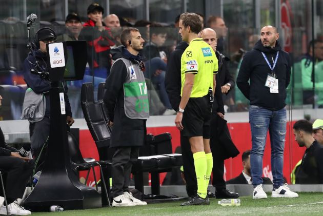 MILAN, ITALY - OCTOBER 19: Referee Daniele Chiffi cancels a goal for Udinese Calcio after consulting the VAR during the Serie A match between AC Milan and Udinese Calcio at Stadio Giuseppe Meazza on October 19, 2024 in Milan, Italy. (Photo by Marco Luzzani/Getty Images)