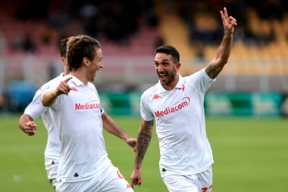 LECCE, ITALY - OCTOBER 20: Danilo Cataldi of Fiorentina celebrates after scoring his team's third goal during the Serie A match between Lecce and Fiorentina at Stadio Via del Mare on October 20, 2024 in Lecce, Italy. (Photo by Maurizio Lagana/Getty Images)