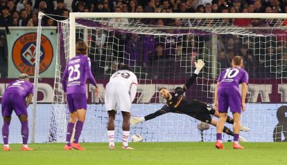 epa11646346 Fiorentina's goalkeeper David De Gea saves a penalty during the Italian Serie A soccer match ACF Fiorentina vs AC Milan at Artemio Franchi Stadium in Florence, Italy, 06 October 2024. EPA-EFE/CLAUDIO GIOVANNINI