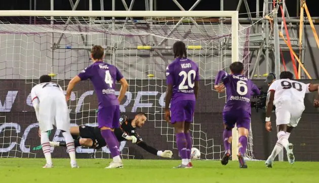 epa11646330 Fiorentina's goalkeeper David De Gea saves a penalty from Theo Hernandez during the Italian Serie A soccer match ACF Fiorentina vs AC Milan at Artemio Franchi Stadium in Florence, Italy, 06 October 2024. EPA-EFE/CLAUDIO GIOVANNINI