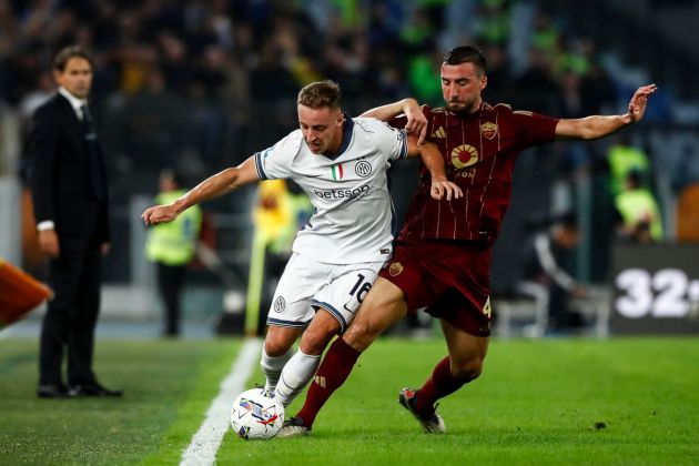 epa11671965 Inter's Davide Frattesi (L) and Roma's Bryan Cristante (R) in action during the Italian Serie A soccer match AS Roma vs FC Inter at Olimpico stadium in Rome, Italy, 20 October 2024. EPA-EFE/ANGELO CARCONI