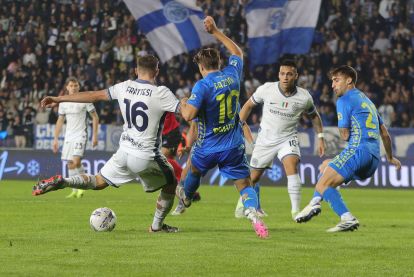 EMPOLI, ITALY - OCTOBER 30: Davide Frattesi of FC Internazionale scores a goal during the Serie A match between Empoli and FC Internazionale at Stadio Carlo Castellani on October 30, 2024 in Empoli, Italy. (Photo by Gabriele Maltinti/Getty Images)