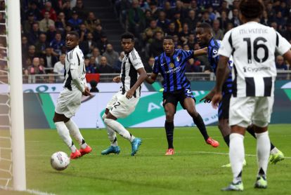 epa11687700 Inter Milans Denzel Dumfries (C) scores the 4-2 goal during the Italian Serie A soccer match between FC Inter and Juventus FC, in Milan, Italy, 27 October 2024. EPA-EFE/MATTEO BAZZI