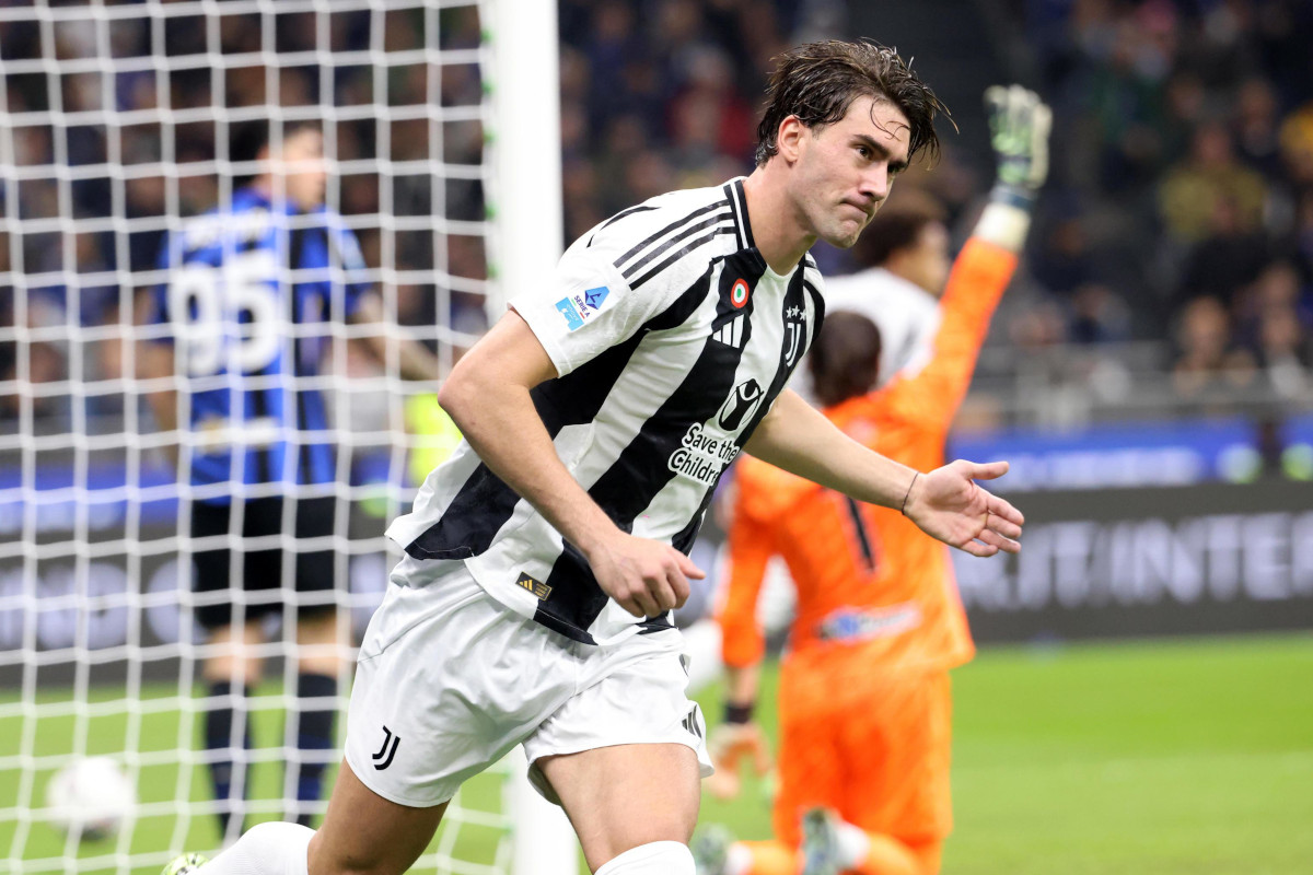 epa11687621 Juventus' Dusan Vlahovic celebrates after scoring the 1-1 goal during the Italian Serie A soccer match between FC Inter and Juventus FC, in Milan, Italy, 27 October 2024. EPA-EFE/MATTEO BAZZI