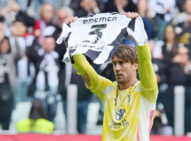 epa11645107 Juventus's Dusan Vlahovic poses with a jersey of teammate Bremer after scoring the 1-0 opening goal during the Italian Serie A soccer match between Juventus FC and Cagliari Calcio, in Turin, Italy, 06 October 2024. EPA-EFE/Alessandro Di Marco