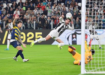 epa11693104 Juventus' Dusan Vlahovic (C) in action against goalkeeper Zion Suzuki of Parma during the Italian Serie A soccer match between Juventus FC and Parma Calcio, in Turin, Italy, 30 October 2024. EPA-EFE/ALESSANDRO DI MARCO