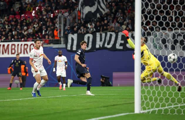 LEIPZIG, GERMANY - OCTOBER 02: Dusan Vlahovic of Juventus scores his team's first goal past Peter Gulacsi of RB Leipzig during the UEFA Champions League 2024/25 League Phase MD2 match between RB Leipzig and Juventus at Leipzig Stadium on October 02, 2024 in Leipzig, Germany. (Photo by Maja Hitij/Getty Images)