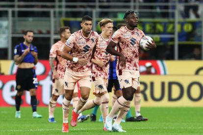 MILAN, ITALY - OCTOBER 05: Duvan Zapata of Torino celebrates scoring his team's first goal during the Serie A match between FC Internazionale and Torino at Stadio Giuseppe Meazza on October 05, 2024 in Milan, Italy. (Photo by Marco Luzzani/Getty Images)
