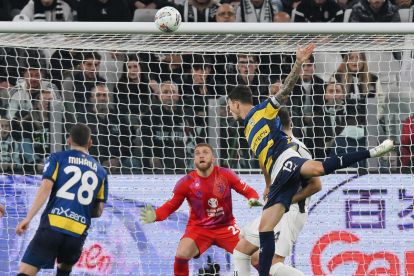 epa11693044 Parma's Enrico Del Prato (2-R) scores the 0-1 goal during the Italian Serie A soccer match between Juventus FC and Parma Calcio, in Turin, Italy, 30 October 2024. EPA-EFE/ALESSANDRO DI MARCO