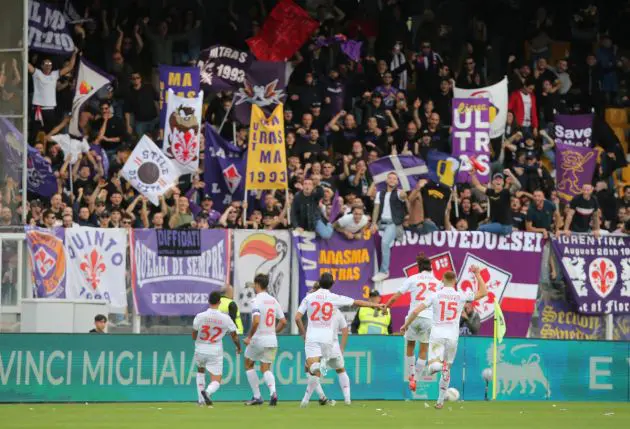 epa11671136 ACF Fiorentina's Danilo Cataldi (L) celebrates a goal with teammates during the Italian Serie A soccer match US Lecce vs ACF Fiorentina at the Via del Mare stadium in Lecce, Italy, 20 October 2024. EPA-EFE/ABBONDANZA SCURO LEZZI