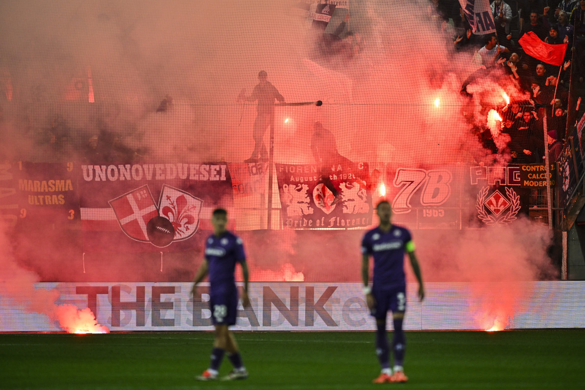 epa11680479 Supporters of ACF Fiorentina light flares during the UEFA Europa Conference League soccer match between Switzerland's FC St. Gallen and Italy's ACF Fiorentina in St. Gallen, Switzerland, 24 October 2024. EPA-EFE/GIAN EHRENZELLER