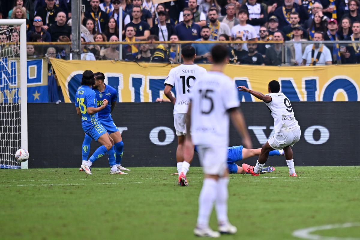 PARMA, ITALY - OCTOBER 27: Gabriel Charpentier of Parma calcio scores his team 1-1 goal during the Serie A match between Parma and Empoli at Stadio Ennio Tardini on October 27, 2024 in Parma, Italy. (Photo by Alessandro Sabattini/Getty Images)