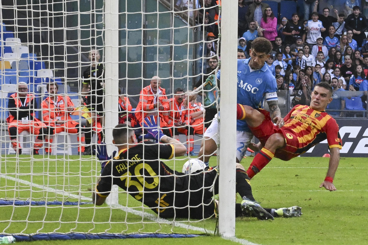 epa11685140 Napoli's defender Giovanni Di Lorenzo scores a goal in action during the Italian Serie A soccer match SSC Napoli vs US Lecce at Diego Armando Maradona stadium in Naples, Italy, 26 October 2024. EPA-EFE/CIRO FUSCO