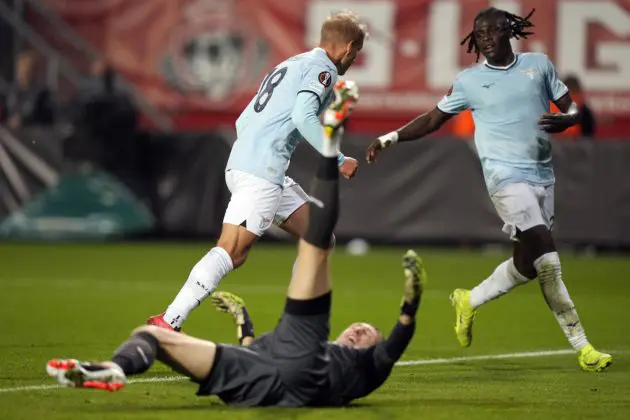 epa11681526 Gustav Isaksen of SS Lazio celebrates (L) celebrates scoring the 0-2 goal as FC Twente goalkeeper Przemyslaw Tyton falls on the ground during the UEFA Europa League soccer match between FC Twente and SS Lazio, in Enschede, the Netherlands, 24 October 2024. EPA-EFE/TOBIAS KLEUVER