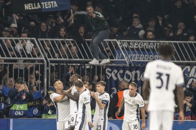 epa11678758 Inter's Marcus Thuram (2-L) celebrates with his teammates after scoring the 0-1 goal during the UEFA Champions League soccer match between BSC Young Boys and FC Inter, in Bern, Switzerland, 23 October 2024. EPA-EFE/ALESSANDRO DELLA VALLE