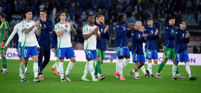 Federico Dimarco Riccardo Calafiori Alessandro Bastoni epa11653556 Players of Italy greet their supporters after the UEFA Nations League group A2 soccer match between Italy and Belgium, in Rome, Italy, 10 October 2024. EPA-EFE/ETTORE FERRARI