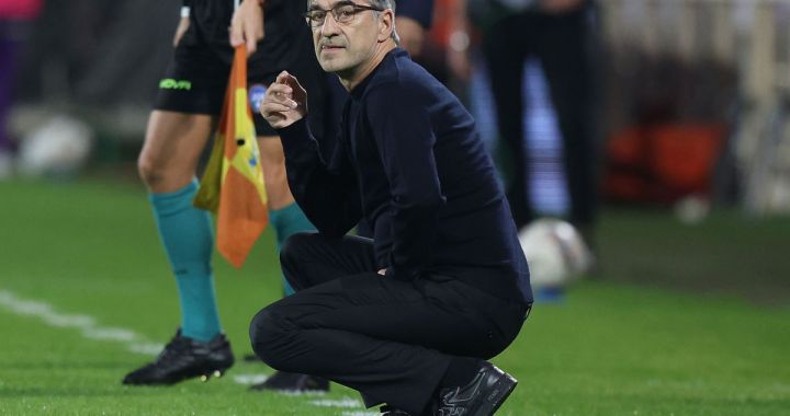 FLORENCE, ITALY - OCTOBER 27: Head coach Ivan Juric of AS Roma looks on during the Serie A match between Fiorentina and AS Roma at Stadio Artemio Franchi on October 27, 2024 in Florence, Italy. (Photo by Gabriele Maltinti/Getty Images)