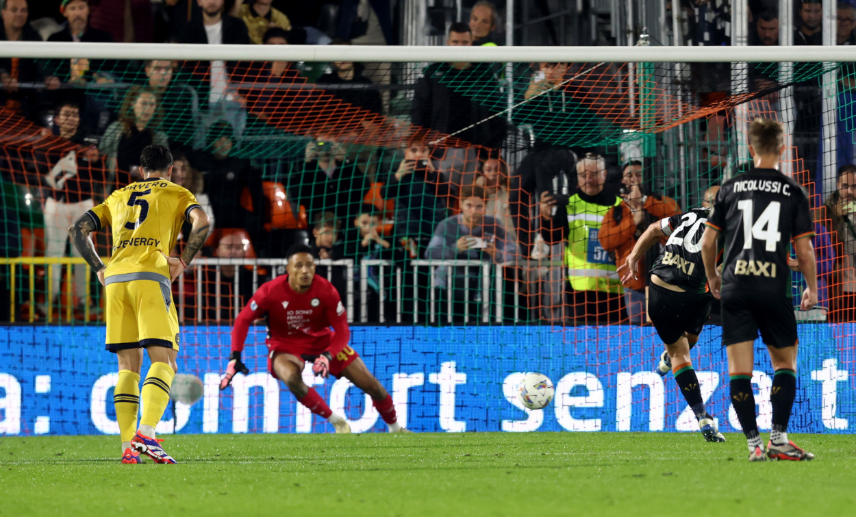 VENICE, ITALY - OCTOBER 30: Joel Pohjanpalo of Venezia score his team's first goal during the Serie A match between Venezia and Udinese at Stadio Pier Luigi Penzo on October 30, 2024 in Venice, Italy. (Photo by Maurizio Lagana/Getty Images)