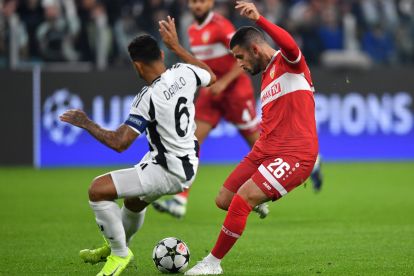 TURIN, ITALY - OCTOBER 22: Deniz Undav of VfB Stuttgart challenges for the ball with Danilo of Juventus during the UEFA Champions League 2024/25 League Phase MD3 match between Juventus and VfB Stuttgart at Juventus Stadium on October 22, 2024 in Turin, Italy. (Photo by Valerio Pennicino/Getty Images)