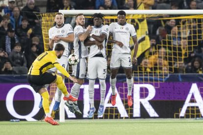 epa11678535 YB's Kastriot Imeri (L) takes a free kick against (R-L) Inter's Denzel Dumfries, Yann Bisseck, Marko Arnautovic and Stefan De Vrij during the UEFA Champions League soccer match between BSC Young Boys and FC Inter, in Bern, Switzerland, 23 October 2024.  EPA-EFE/ALESSANDRO DELLA VALLE