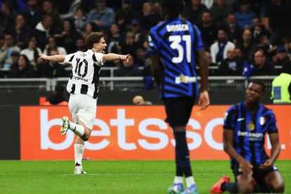 MILAN, ITALY - OCTOBER 27: Kenan Yildiz of Juventus celebrates scoring his team's fourth goal during the Serie A match between FC Internazionale and Juventus at Stadio Giuseppe Meazza on October 27, 2024 in Milan, Italy. (Photo by Marco Luzzani/Getty Images)