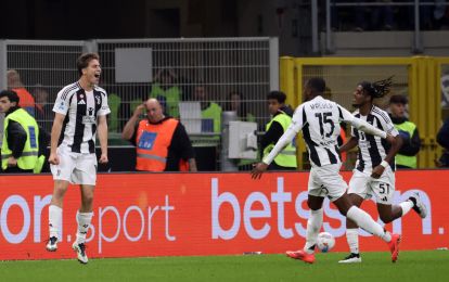 epa11687787 Juventuss Kenan Yildiz (L) celebrates after scoring the 4-4 goal during the Italian Serie A soccer match between FC Inter and Juventus FC, in Milan, Italy, 27 October 2024. EPA-EFE/MATTEO BAZZI