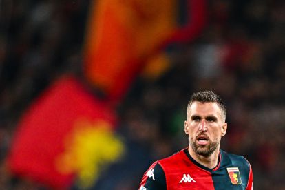 GENOA, ITALY - FEBRUARY 11: Kevin Strootman of Genoa looks on during the Serie A TIM match between Genoa CFC and Atalanta BC - Serie A TIM at Stadio Luigi Ferraris on February 11, 2024 in Genoa, Italy. (Photo by Simone Arveda/Getty Images)