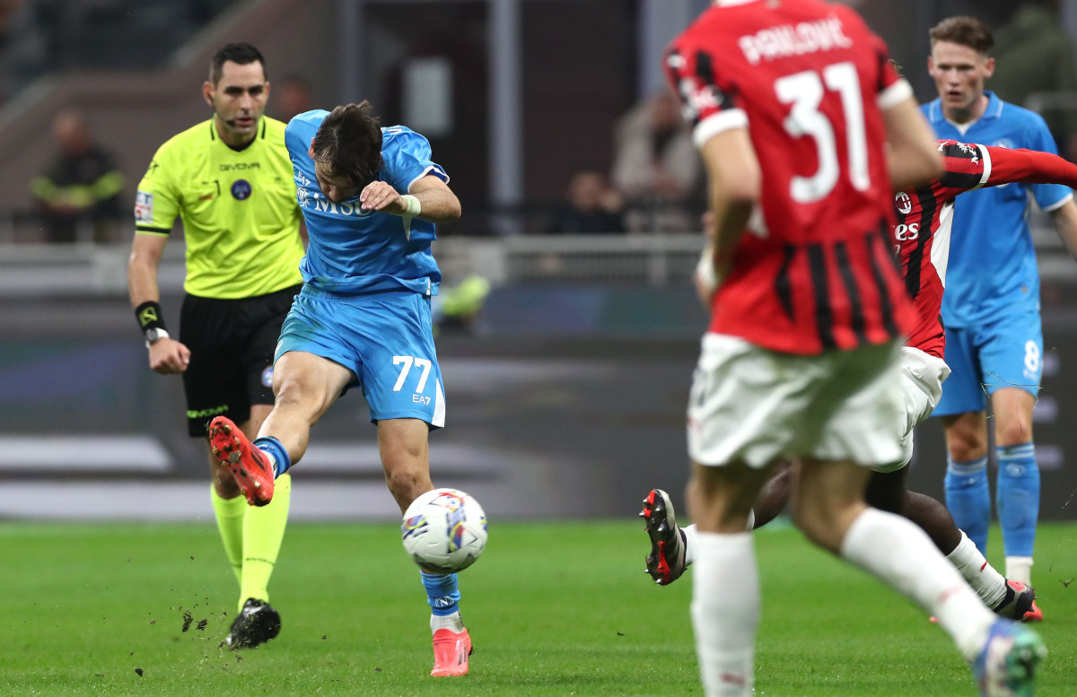 MILAN, ITALY - OCTOBER 29: Khvicha Kvaratskhelia of SSC Napoli scores his team's second goal during the Serie A match between AC Milan and SSC Napoli at Stadio Giuseppe Meazza on October 29, 2024 in Milan, Italy. (Photo by Marco Luzzani/Getty Images)