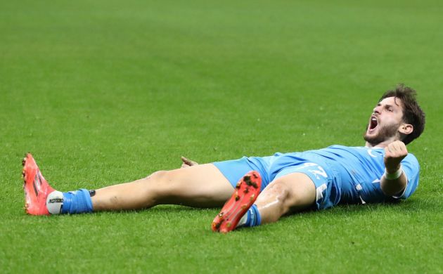 MILAN, ITALY - OCTOBER 29: Khvicha Kvaratskhelia of SSC Napoli celebrates after scoring their team's second goal during the Serie A match between AC Milan and SSC Napoli at Stadio Giuseppe Meazza on October 29, 2024 in Milan, Italy. (Photo by Marco Luzzani/Getty Images)