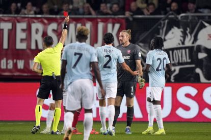 epa11681063 FC Twente goalkeeper Lars Unnerstall receives the red card from referee Nikola Dabanovic during the UEFA Europa League soccer match between FC Twente and SS Lazio, in Enschede, the Netherlands, 24 October 2024. EPA-EFE/TOBIAS KLEUVER