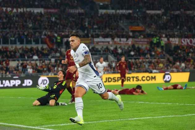 ROME, ITALY - OCTOBER 20: Lautaro Martinez of FC Internazionale celebrates after scoring the opening goal during the Serie A match between AS Roma and FC Internazionale at Stadio Olimpico on October 20, 2024 in Rome, Italy. (Photo by Paolo Bruno/Getty Images)