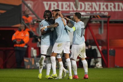 epa11681125 Players of Lazio celebrate the 0-1 goal during the UEFA Europa League soccer match between FC Twente and SS Lazio, in Enschede, the Netherlands, 24 October 2024. EPA-EFE/TOBIAS KLEUVER