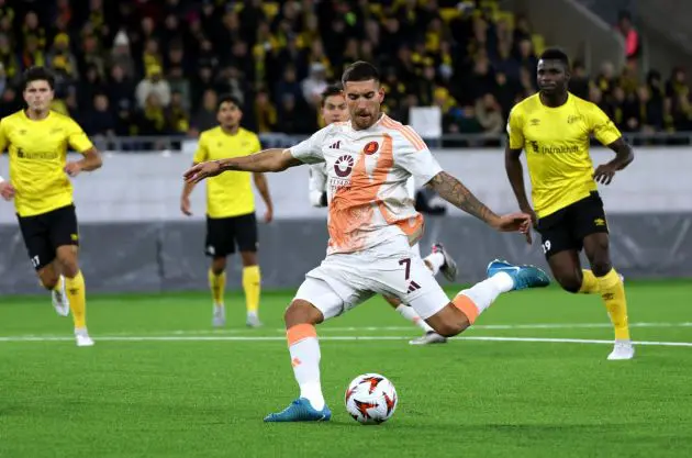 BORAS, SWEDEN - OCTOBER 03: Lorenzo Pellegrini of AS Roma shoots during the UEFA Europa League 2024/25 League Phase MD2 match between IF Elfsborg and AS Roma at Boras Arena on October 03, 2024 in Boras, Sweden. (Photo by Michael Campanella/Getty Images)