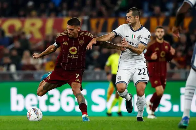 epa11672019 Roma's Lorenzo Pellegrini (L) and Inter's Henrikh Mkhitaryan (R) in action during the Italian Serie A soccer match AS Roma vs FC Inter at Olimpico stadium in Rome, Italy, 20 October 2024. EPA-EFE/ANGELO CARCONI