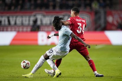 epa11681064 Loum Tchaouna of SS Lazio (L) in action against Anass Salah-Eddine of FC Twente during the UEFA Europa League soccer match between FC Twente and SS Lazio, in Enschede, the Netherlands, 24 October 2024. EPA-EFE/TOBIAS KLEUVER