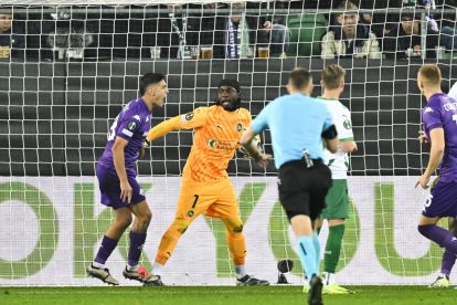 epa11680636 Lucas Martinez Quarta (R) of ACF Fiorentina celebrates scoring the 1-1 during the UEFA Europa Conference League soccer match between Switzerland's FC St. Gallen and Italy's ACF Fiorentina in St. Gallen, Switzerland, 24 October 2024. EPA-EFE/GIAN EHRENZELLER