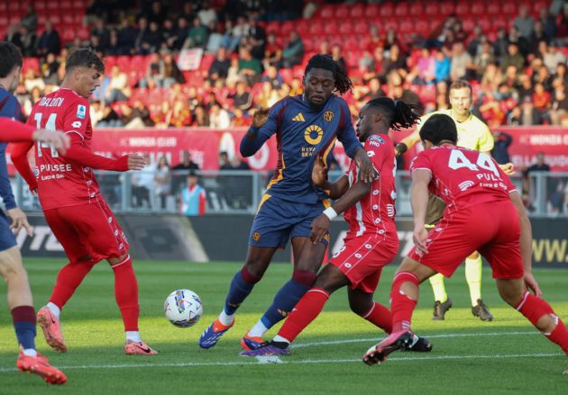 epa11645951 AS Roma's mildfielder Kouadio Emmanue Kone (C) in action against AC Monza's forward Daniel Maldini (L) and AC Monza's midfielder Warren Bondo during the Italian Serie A soccer match between AC Monza and AS Roma at U-Power Stadium in Monza, Italy, 06 October 2024. EPA-EFE/ROBERTO BREGANI