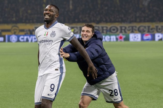 epa11678737 Inter's Marcus Thuram (L) and Benjamin Pavard celebrate during the UEFA Champions League soccer match between BSC Young Boys and FC Inter, in Bern, Switzerland, 23 October 2024. EPA-EFE/PETER SCHNEIDER