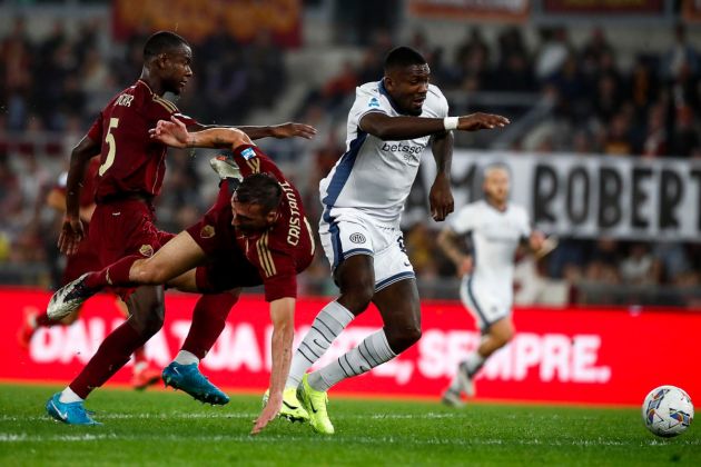 epa11671966 Roma's Bryan Cristante (2-L) and Inter's Marcus Thuram (R) in action during the Italian Serie A soccer match AS Roma vs FC Inter at Olimpico stadium in Rome, Italy, 20 October 2024. EPA-EFE/ANGELO CARCONI