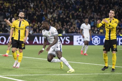 epa11678772 Inter's Marcus Thuram (C) celebrates after scoring the 0-1 goal during the UEFA Champions League soccer match between BSC Young Boys and FC Inter, in Bern, Switzerland, 23 October 2024.  EPA-EFE/PETER SCHNEIDER