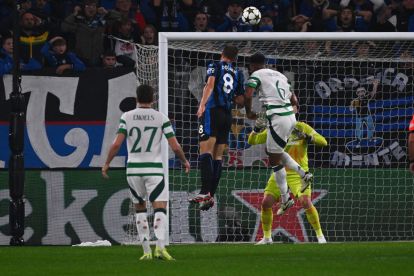 epa11677813 Atalanta's Mario Pasalic (C) in action during the UEFA Champions League soccer match between Atalanta BC and Celtic FC at the Bergamo Stadium in Bergamo, Italy, 23 October 2024. EPA-EFE/MICHELE MARAVIGLIA