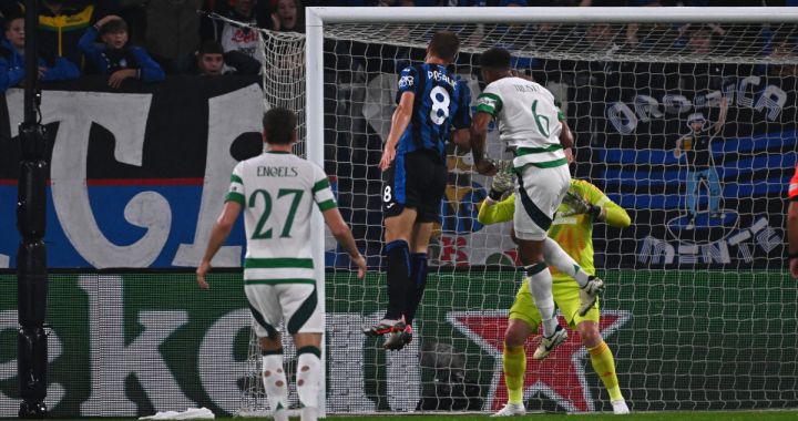 epa11677813 Atalanta's Mario Pasalic (C) in action during the UEFA Champions League soccer match between Atalanta BC and Celtic FC at the Bergamo Stadium in Bergamo, Italy, 23 October 2024. EPA-EFE/MICHELE MARAVIGLIA