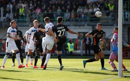 VENICE, ITALY - OCTOBER 20: Mario Pasalic of Atalanta scores the first goal of the game during the Serie A match between Venezia and Atalanta at Stadio Pier Luigi Penzo on October 20, 2024 in Venice, Italy. (Photo by Timothy Rogers/Getty Images)