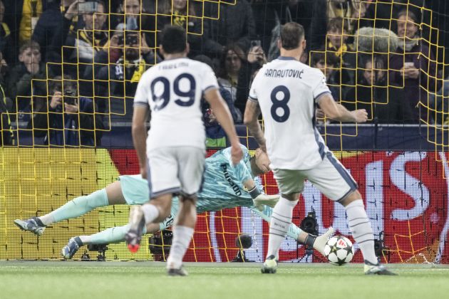 epa11678623 YB's goalkeeper David von Ballmoos (back) saves a penalty against Inter's Marko Arnautovic (R) during the UEFA Champions League soccer match between BSC Young Boys and FC Inter, in Bern, Switzerland, 23 October 2024. EPA-EFE/ALESSANDRO DELLA VALLE